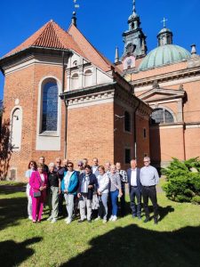 Wyrzysk - Przed kościołem Grupa parafian przed kościołem w Wyrzysku